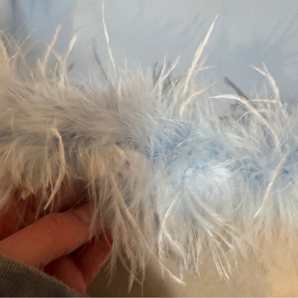 Le Lis Collection Feather Crop Top - Picture 2 of 5